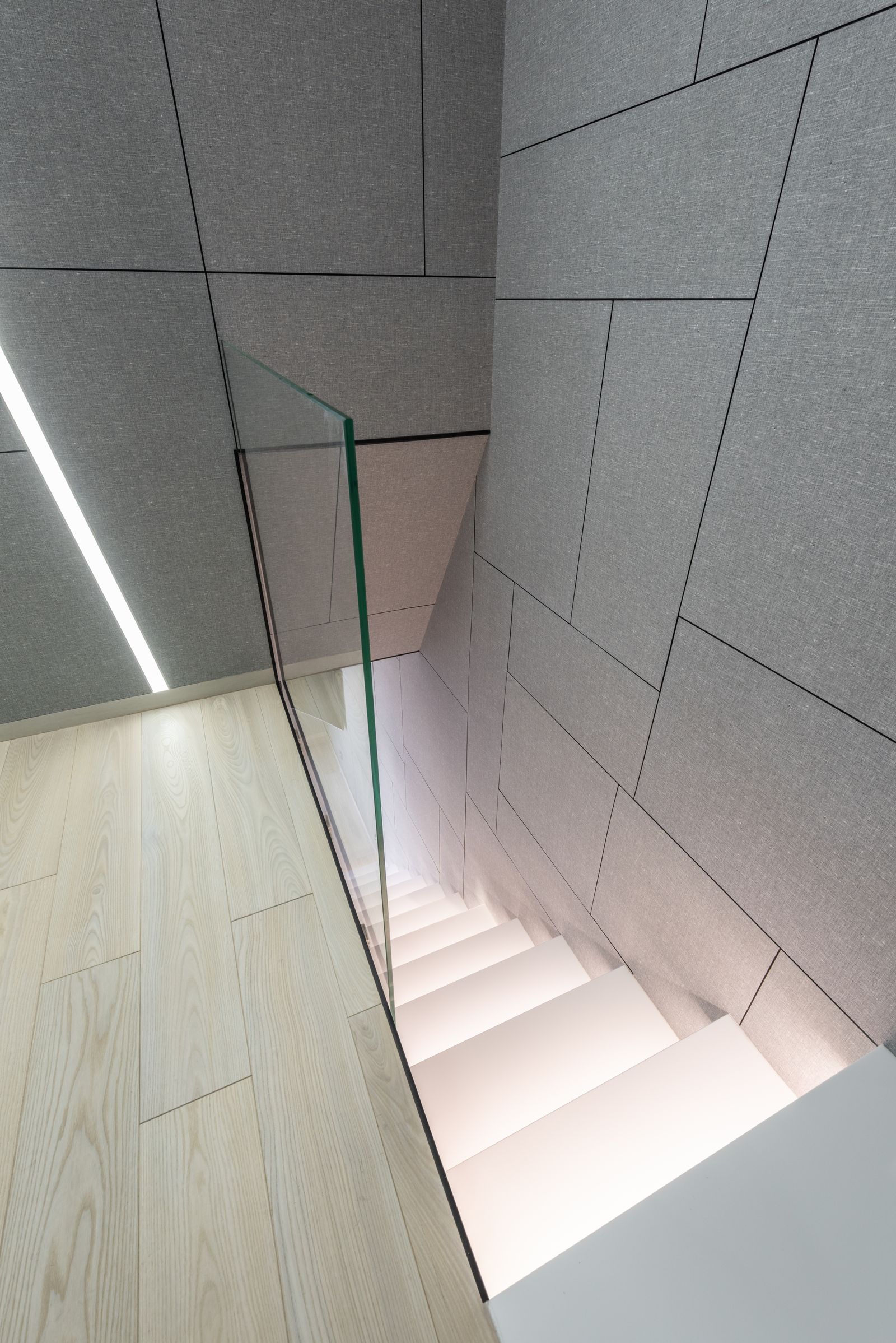 Escada interior com resguardo de vidro temperado