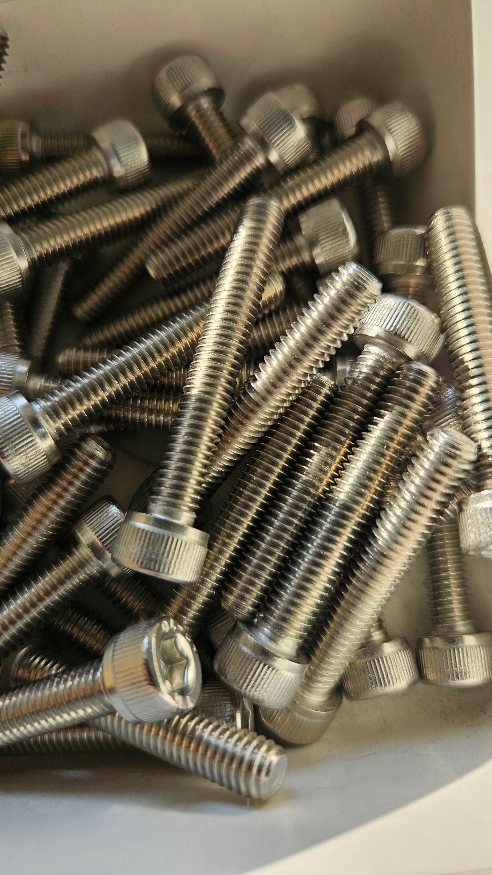 Componentes metálicos de fixação usados no fabrico